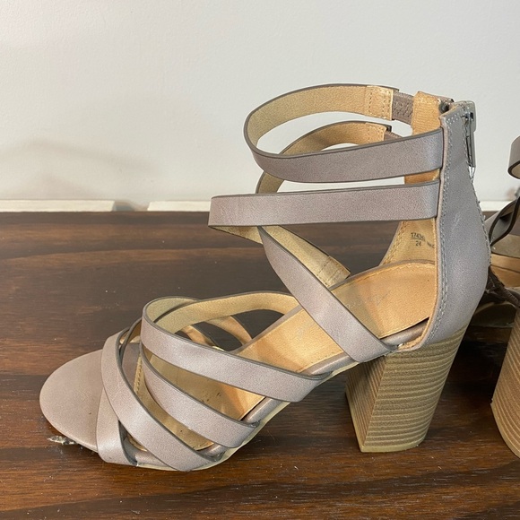American Eagle Heels Women's Gray Strappy Size 7.5 US Zip Up. - Picture 3 of 7